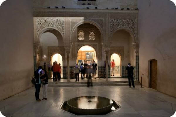 Únete a un grupo para visitar la Alhambra Únete a un grupo para visitar la Alhambra