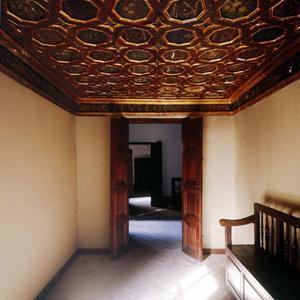 puerta abierta de las habitaciones de Washington Irving de la Alhambra