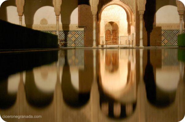 Visita Alhambra Nocturna. Experiencia Guiada en los Palacios Nazaries Visita Alhambra Nocturna. Experiencia Guiada en los Palacios Nazaries