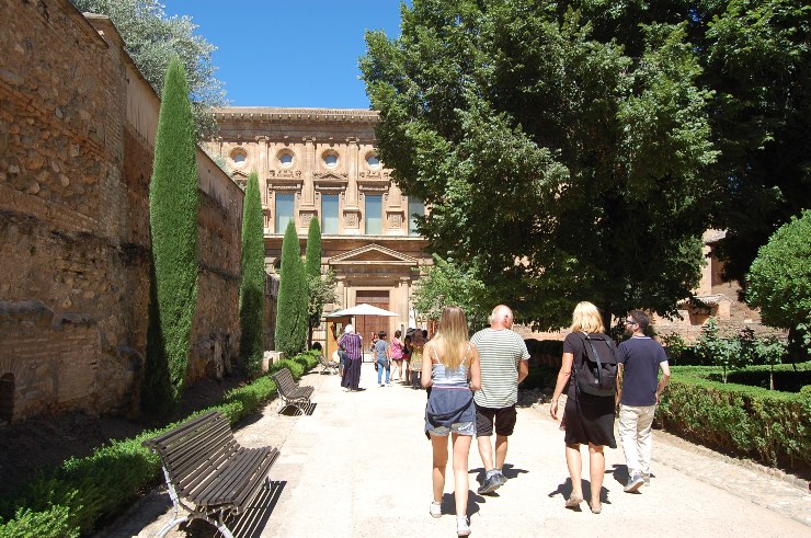 personas paseando en la Alhambra con guía