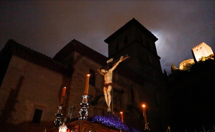 Cofradía del Silencio en el Paseo de los Tristes