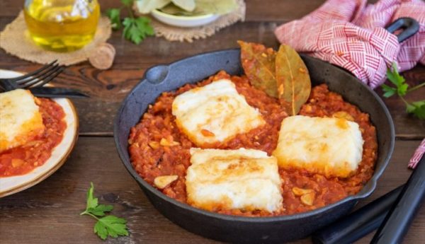 bacalao con tomate, plato típico de Semana Santa en Granada