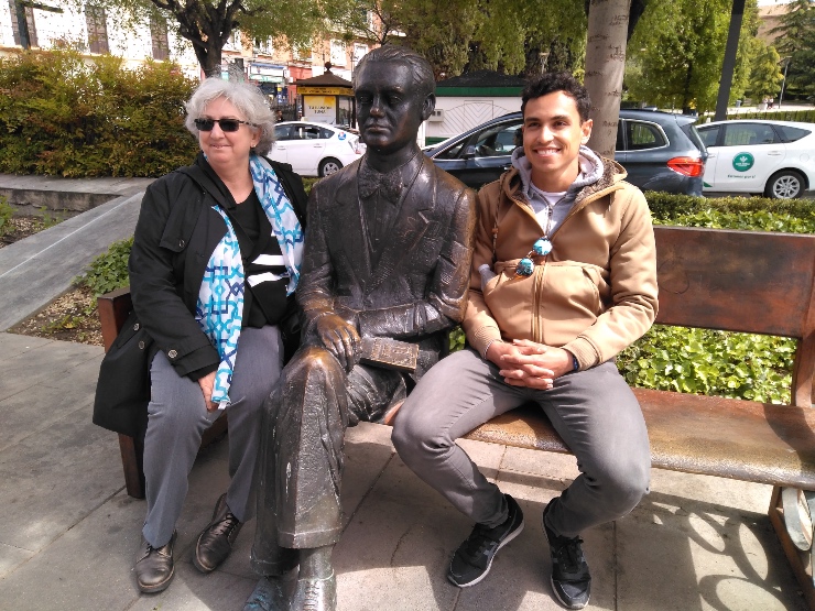 CEO de cicerone granada y periodista junto a escultura de Federico García Lorca