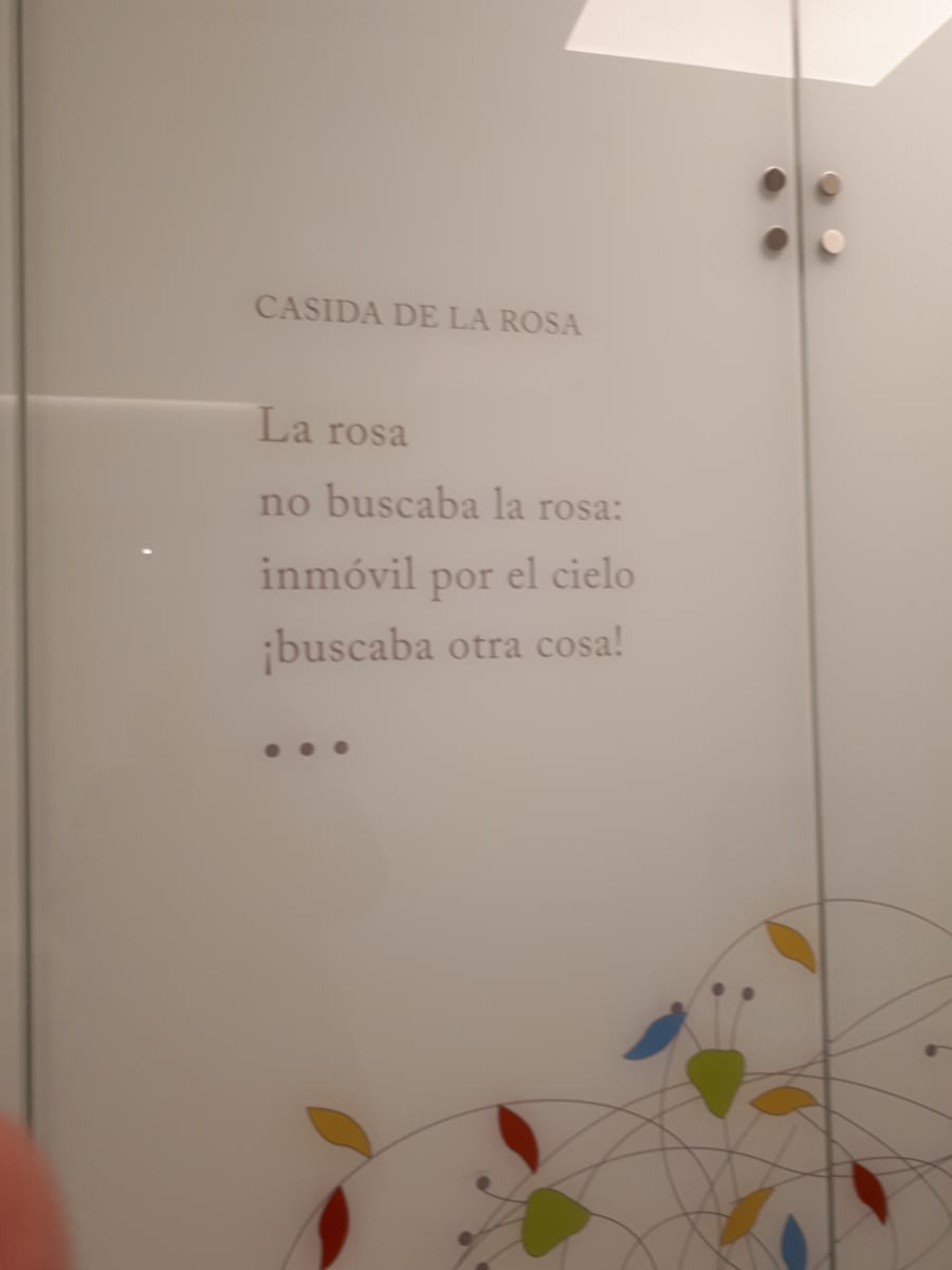 Federico García Lorca homenajeado en el aeropuerto de Granada: casada de la rosa