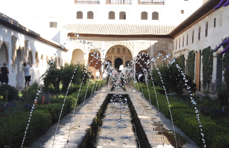 Alhambra and Generalife guided tour in a premium small group