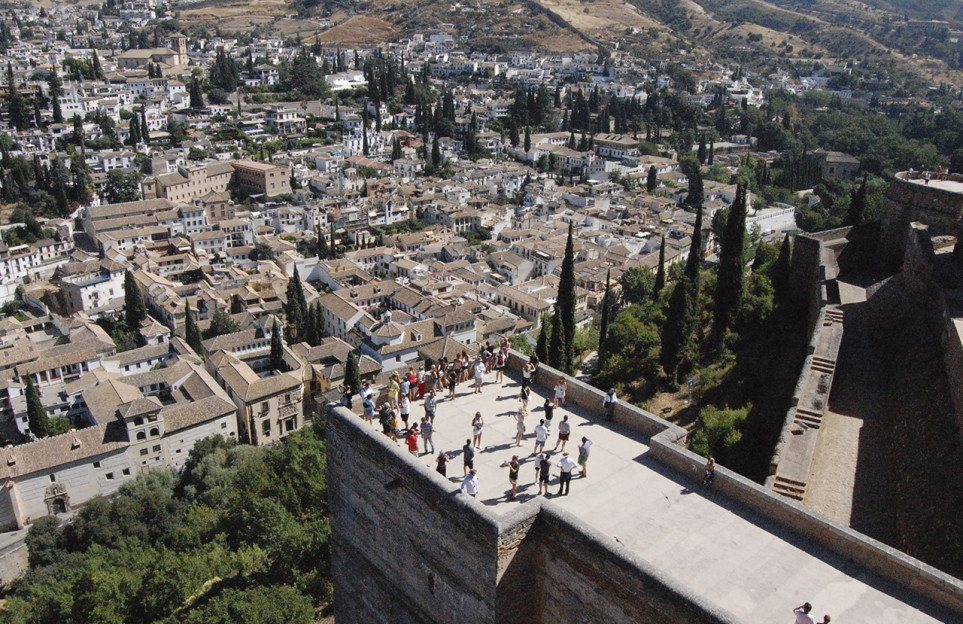 Alhambra and Generalife guided tour in a premium small group
