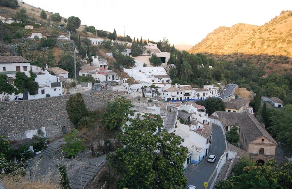 Albaicin and Sacromonte twilight walking tour. Join a premium small group