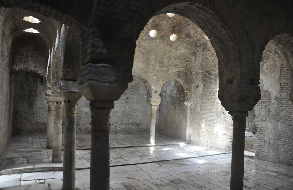 Full Day in Granada: Visit the Alhambra and the Dobla de Oro monuments in a premium small group