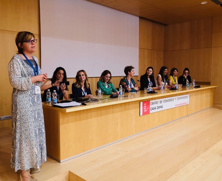 mesa de mujeres de marketeros nocturnos en granada