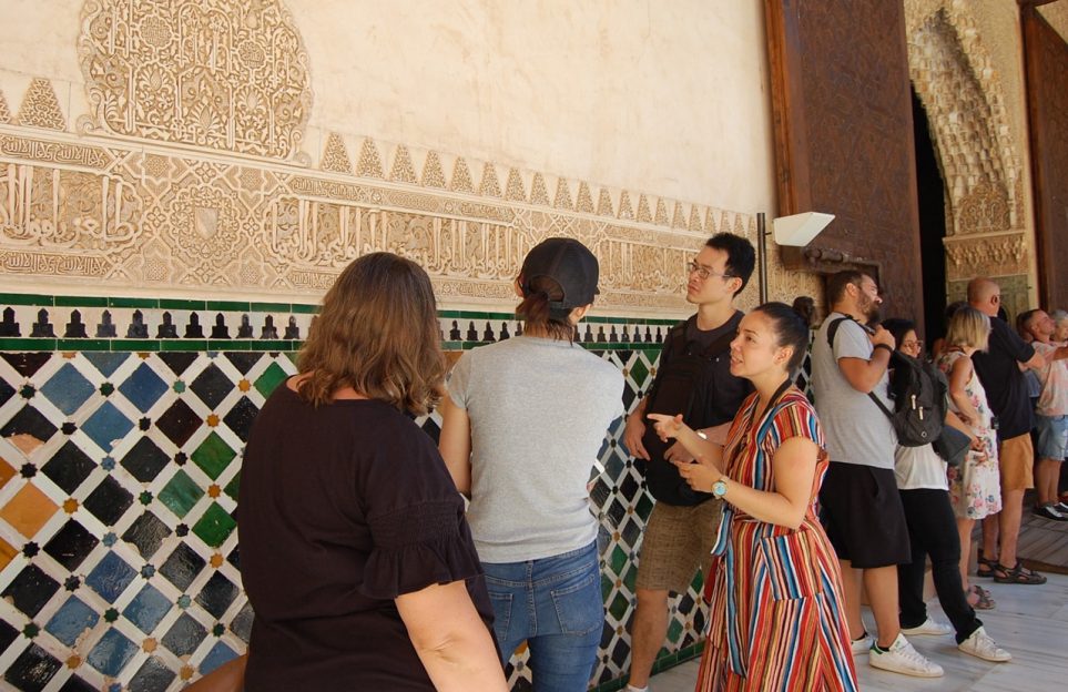 Full day combo: Alhambra tour, Albaicin and Sacromonte in a premium small group
