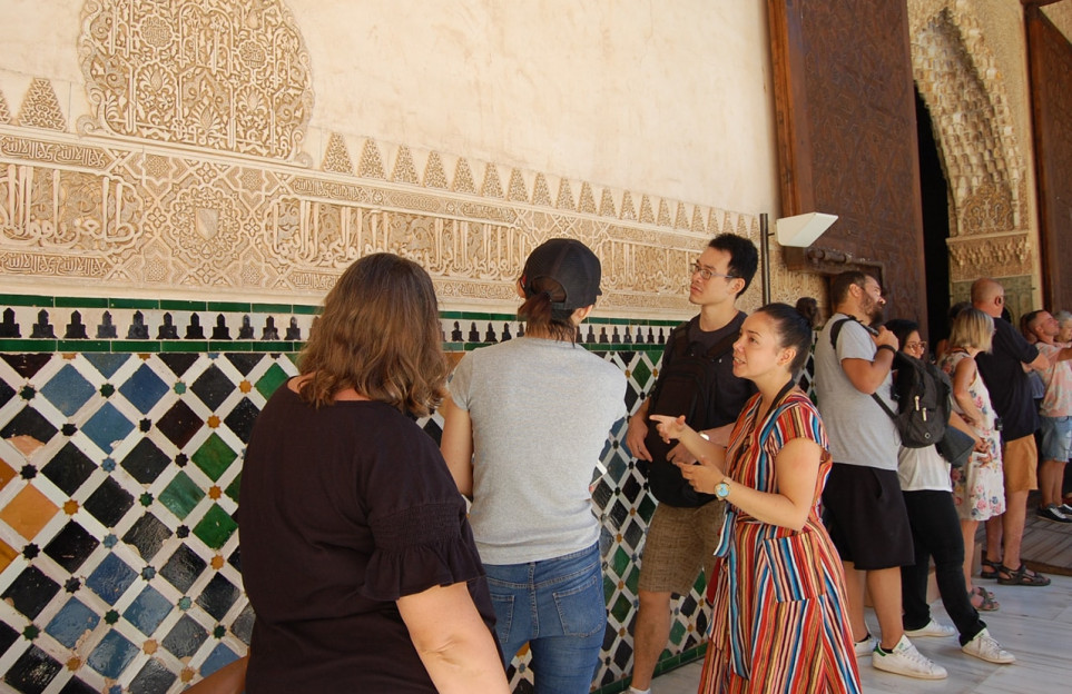 Full day combo: Alhambra tour, Albaicin and Sacromonte in a premium small group