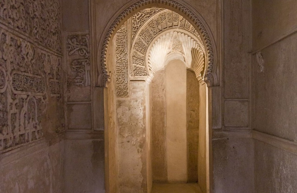 Alhambra night tour in a premium small group
