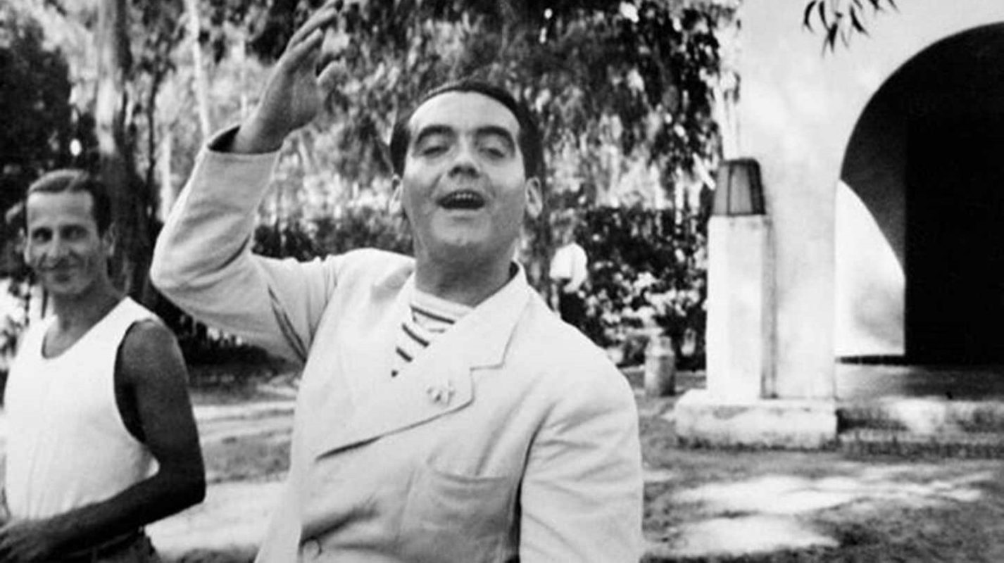 Federico García Lorca saludando