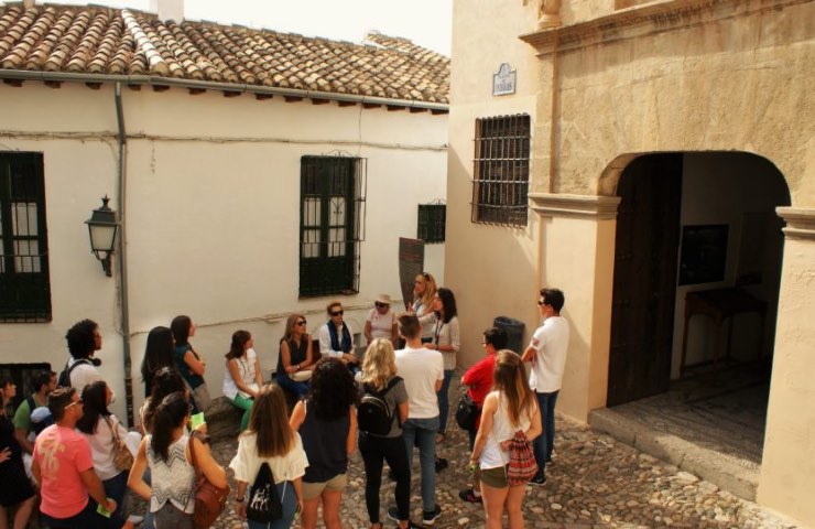 guía con un grupo en Placeta de Porras Granada