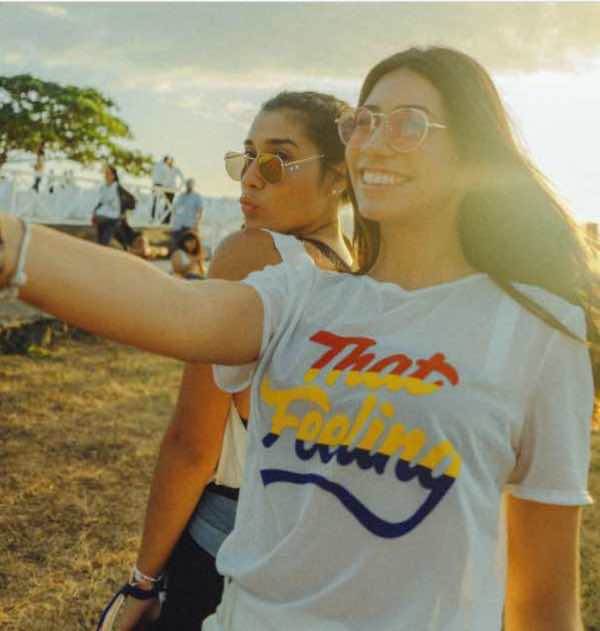 chicas haciéndose un selfie 