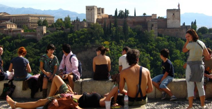 gente en el mirador de San Nicolás turismo sostenible