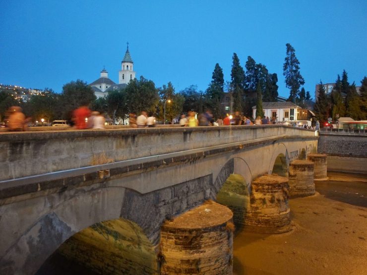 ver el atardecer en Granada desde el puente romano