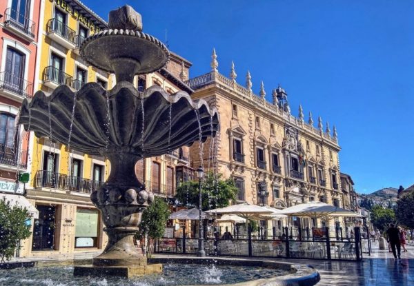 granada en un día en plaza nueva