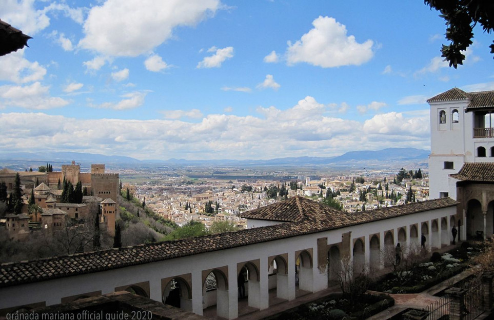 La Alhambra bajo las primeras luces de la mañana: 800 años de construcciones, vergeles, agua y poesía.