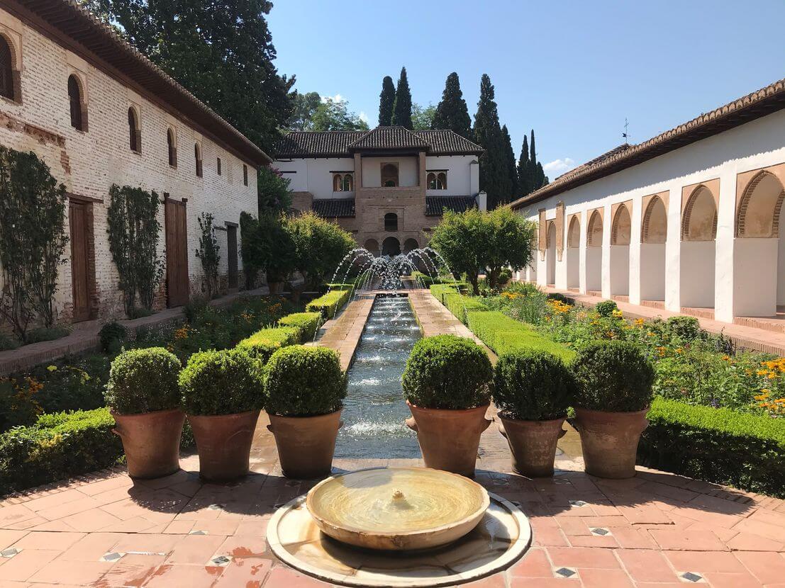 patio acequia generalife