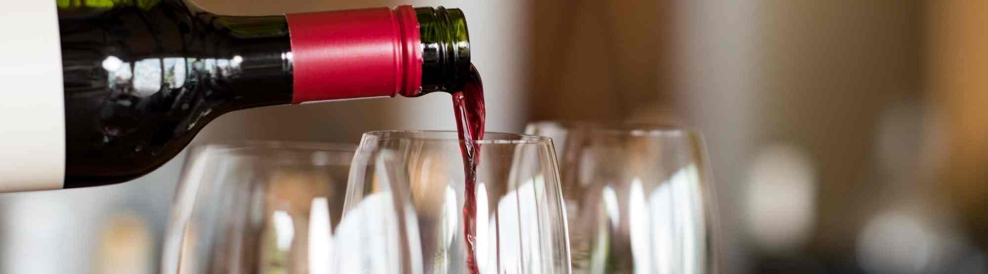 vertiendo vino tinto en una copa