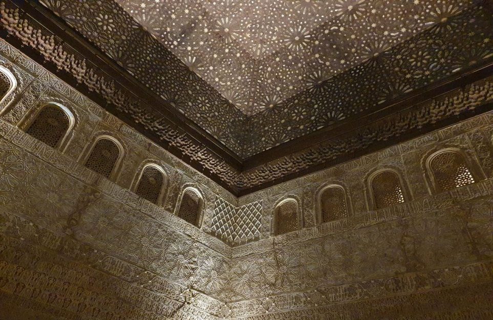 Visite nocturne privée de l’Alhambra. Rêver dans les Palais Nasrides