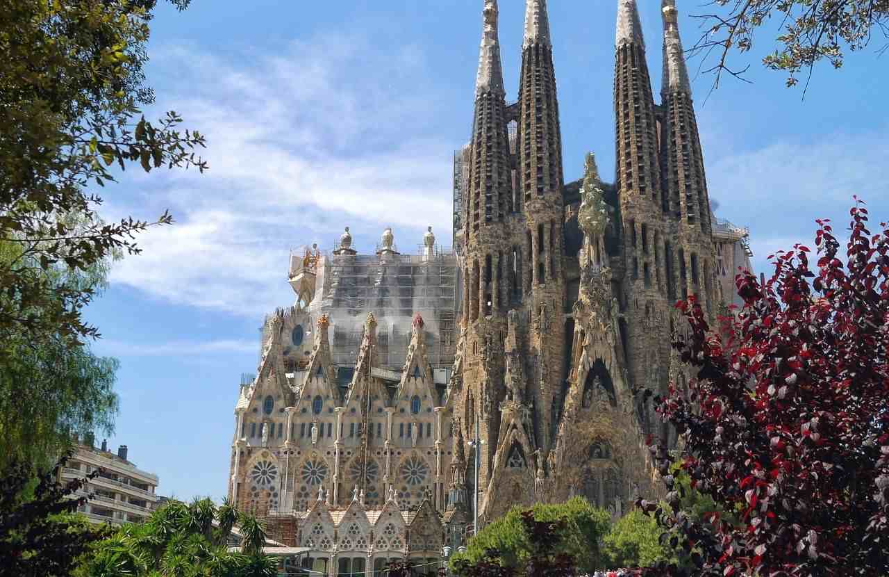 El Sueño de Gaudí. La Sagrada Familia de Barcelona. Live streaming tour