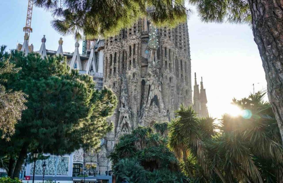 El Sueño de Gaudí. La Sagrada Familia de Barcelona. Live streaming tour