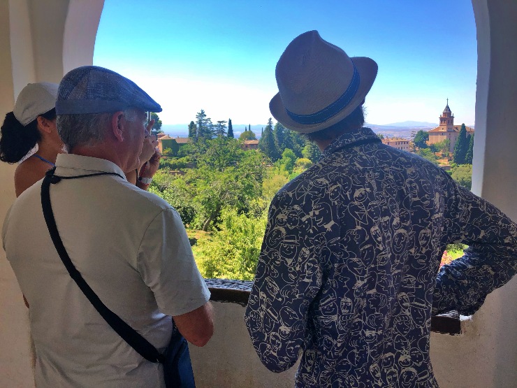 cicerone guide with a couple in the Alhambra